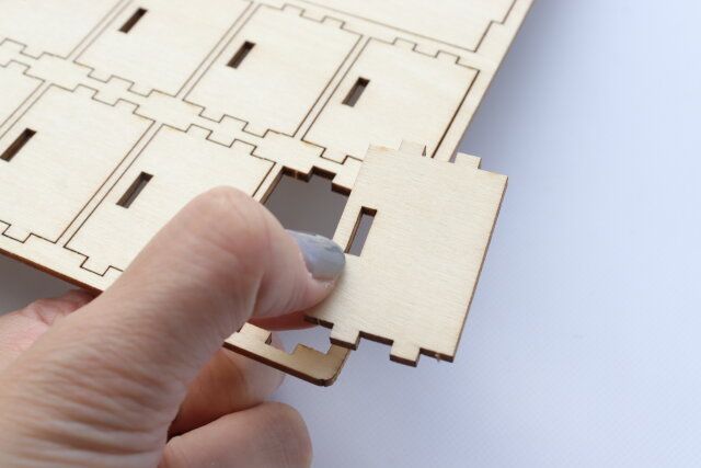 ダイソー ウッドアドベントカレンダーキット（ハウス型） 型から外す