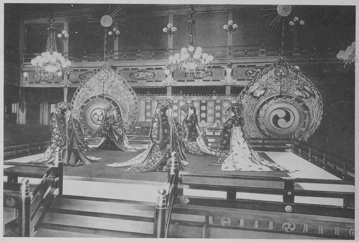 『御大礼記念写真帖』より大正天皇即位時の「五節舞」