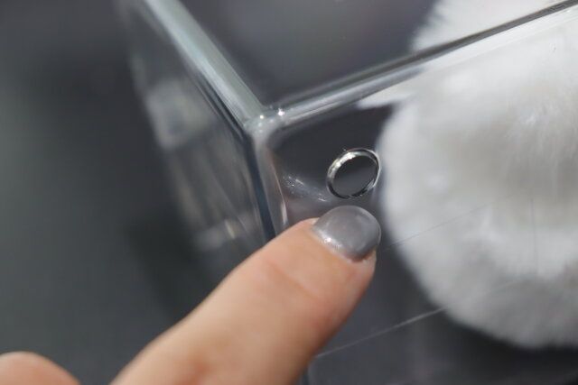 ダイソー 壁にも付けられるディスプレイケース（1段） 穴