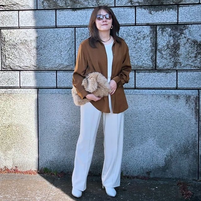 UNIQLOのホワイトの「極暖ヒートテックリブブラタンクトップ」×タックワイドパンツ