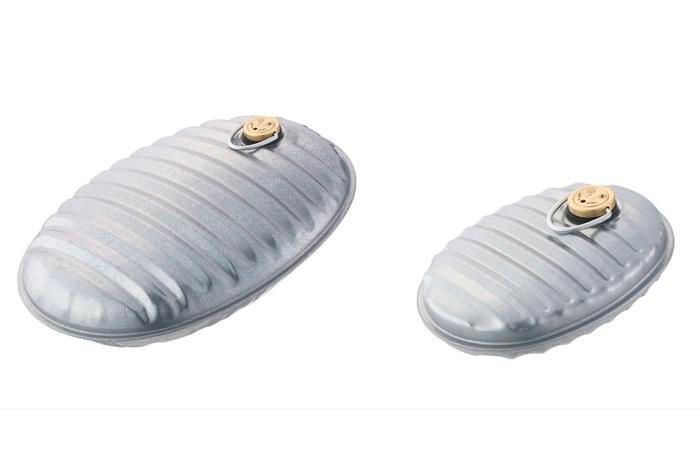 【左】LOGOS×マルカ 湯たんぽ2.5L(オリジナルカバー付き) 【右】LOGOS×マルカ 湯たんぽ600mL(オリジナルカバー付き)