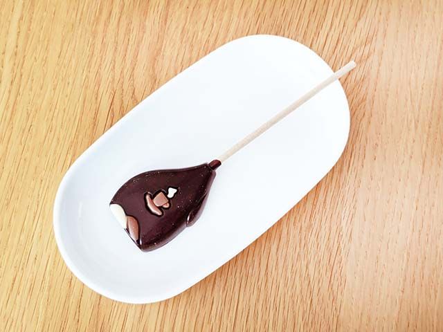 袋から出されお皿にのせられた【カルディ】「ベルフィン チョコメルト」