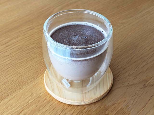 【カルディ】「ベルフィン チョコメルト」をホットミルクに溶かした様子