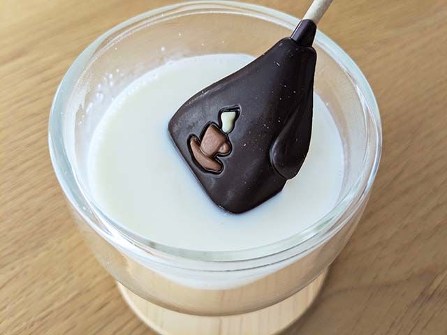 【カルディ】「ベルフィン チョコメルト」をホットミルクに入れている様子