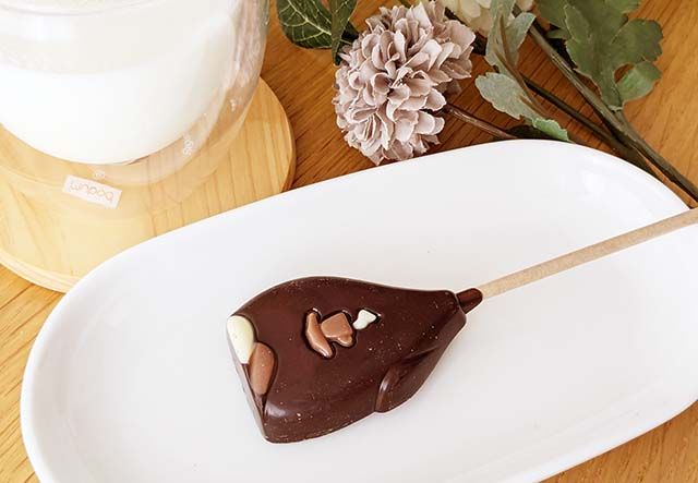 【カルディ】「ベルフィン チョコメルト」がお皿にのせられ、ホットミルクと並んでテーブルに置かれている様子