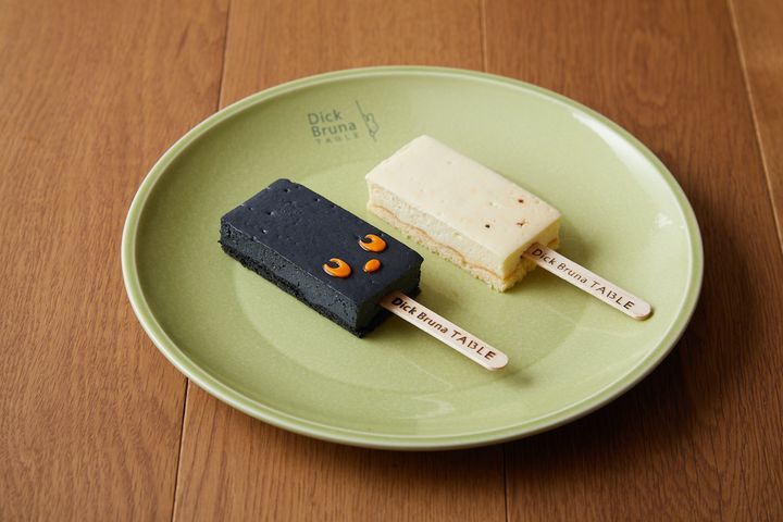 「ミッフィーチーズケーキバー、ブラック・ベア チョコレートケーキバー」各880円