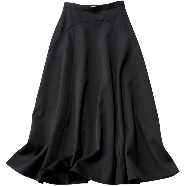 シルエット上手なアカネ ウツノミヤの黒フレアスカート