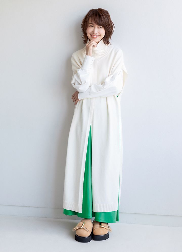 ニットプルオーバーロングジレ¥35,200、スカート¥20,900／ともにル フィル（ル フィル ニュウマン 新宿店）、ピアス¥22,000、指輪¥39,600／ともにブランイリス トーキョー、靴¥32,500／マナ