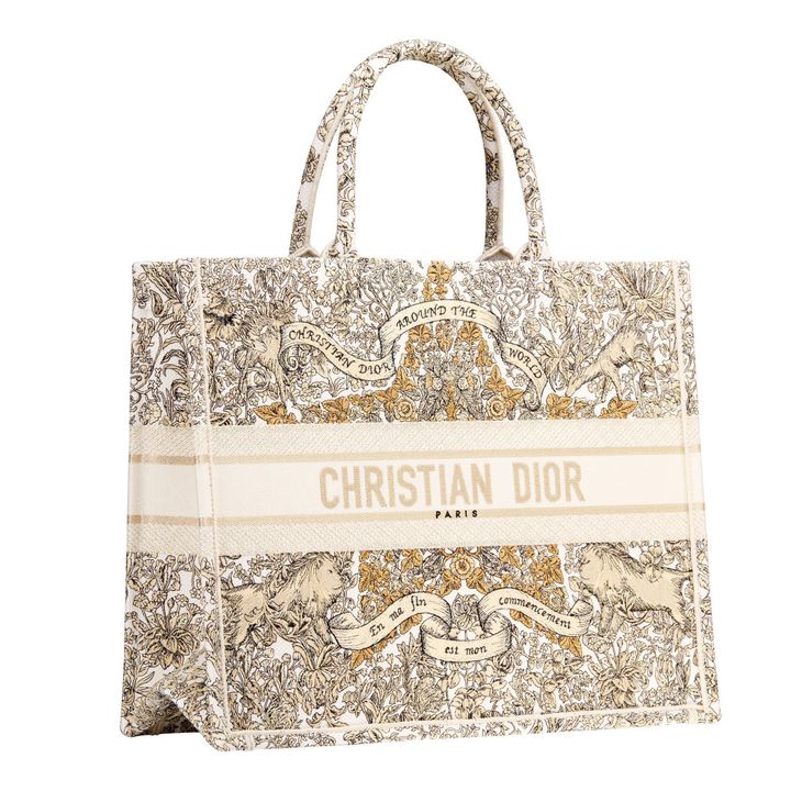 Dior Book Tote バッグ ミディアム￥500,000／DIOR（クリスチャン ディオール 0120-02-1947）Photo_ Courtesy of Dior