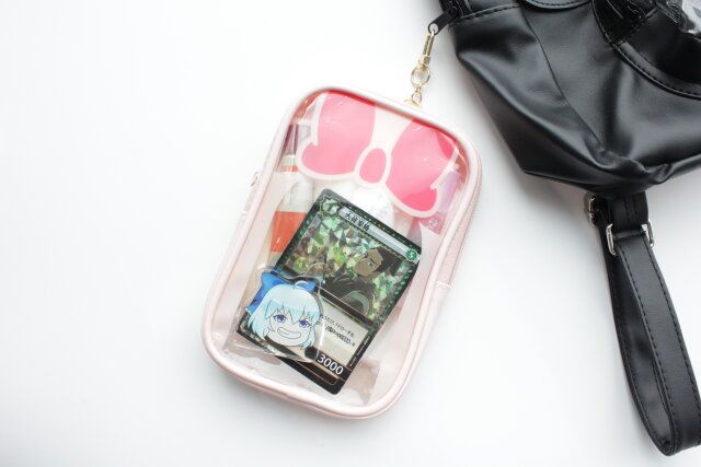 ダイソー バッグチャーム付スクエアポーチ（ミニーアイコン） 使用例