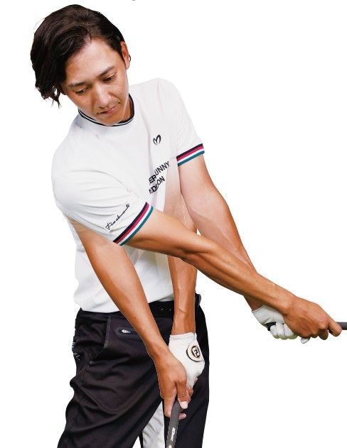 正しいインパクトは“腰も胸も開く”！トッププロの形から学ぶ