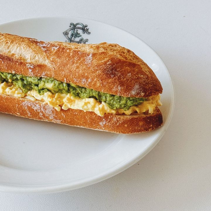 何度も食べたくなる、簡単アボカド&卵トーストの作り方【パン好きなsumire.のバゲットサンドのレシピ vol.29 〜レシピで旅するヨーロッパ〜】