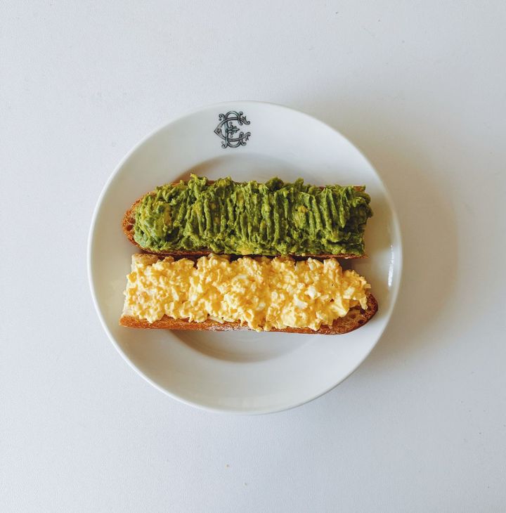 何度も食べたくなる、簡単アボカド&卵トーストの作り方【パン好きなsumire.のバゲットサンドのレシピ vol.29 〜レシピで旅するヨーロッパ〜】