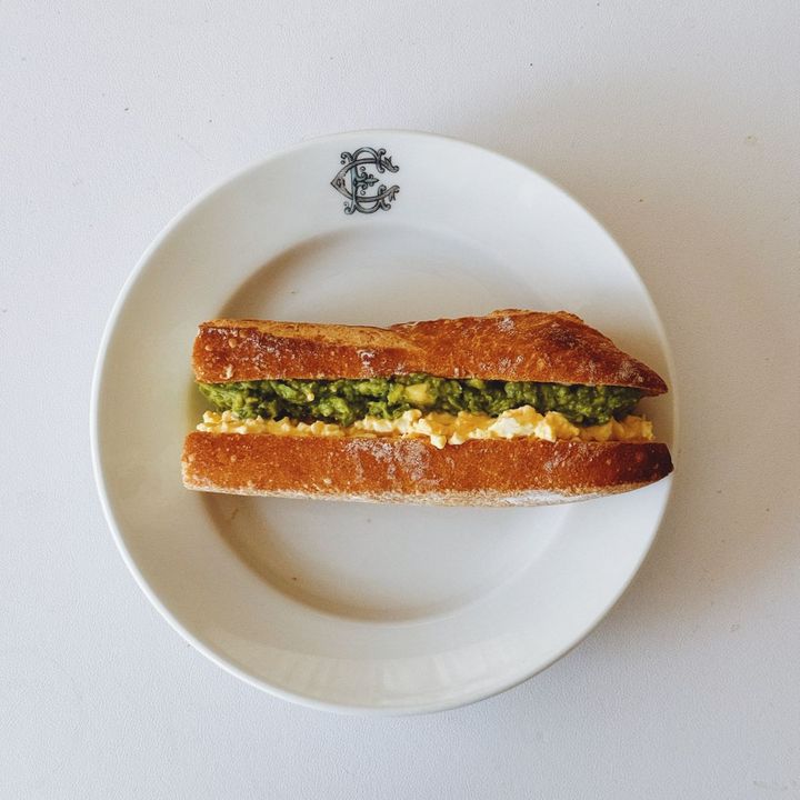 何度も食べたくなる、簡単アボカド&卵トーストの作り方【パン好きなsumire.のバゲットサンドのレシピ vol.29 〜レシピで旅するヨーロッパ〜】