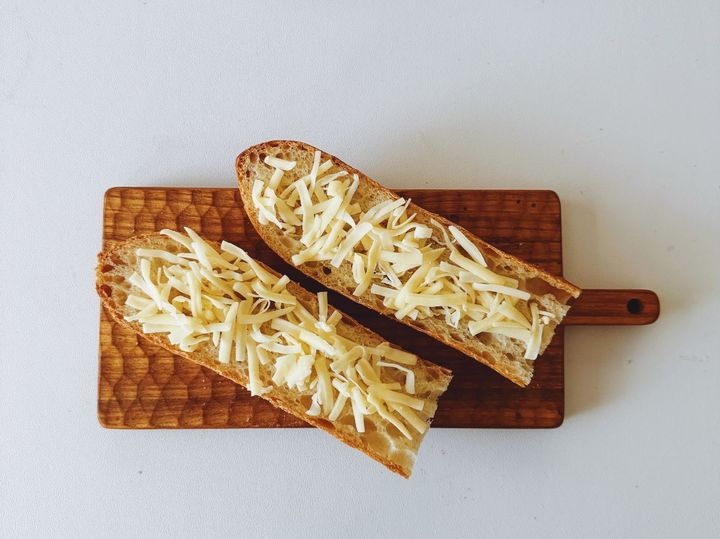 何度も食べたくなる、簡単アボカド&卵トーストの作り方【パン好きなsumire.のバゲットサンドのレシピ vol.29 〜レシピで旅するヨーロッパ〜】