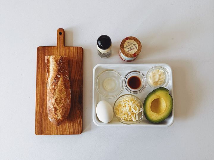 何度も食べたくなる、簡単アボカド&卵トーストの作り方【パン好きなsumire.のバゲットサンドのレシピ vol.29 〜レシピで旅するヨーロッパ〜】