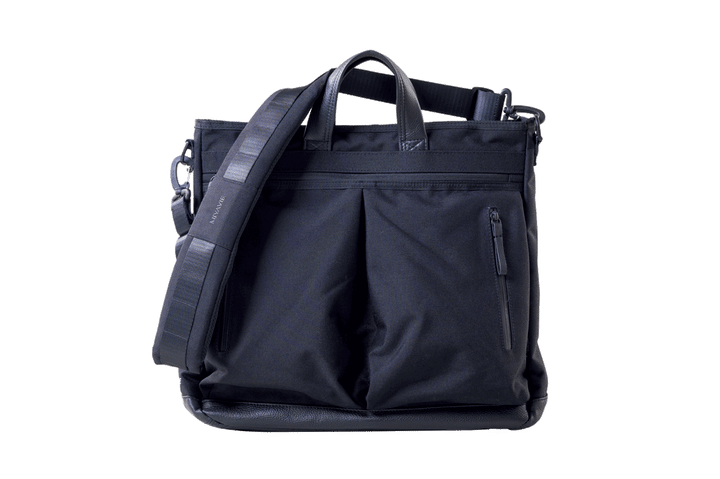 〈ホワイタージュ〉のヘルメットバッグ