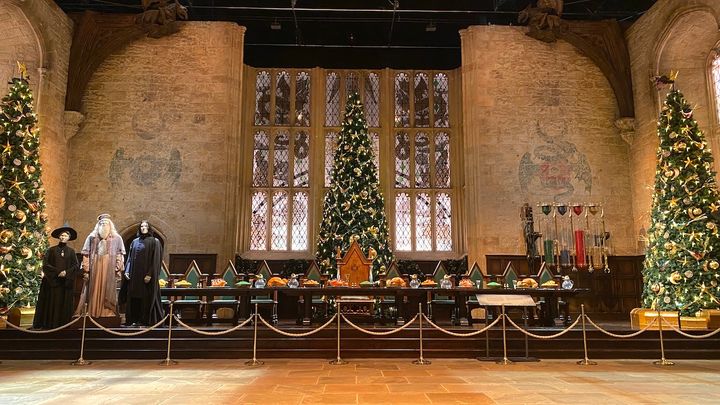 正面奥には6メートルの大きなクリスマスツリー