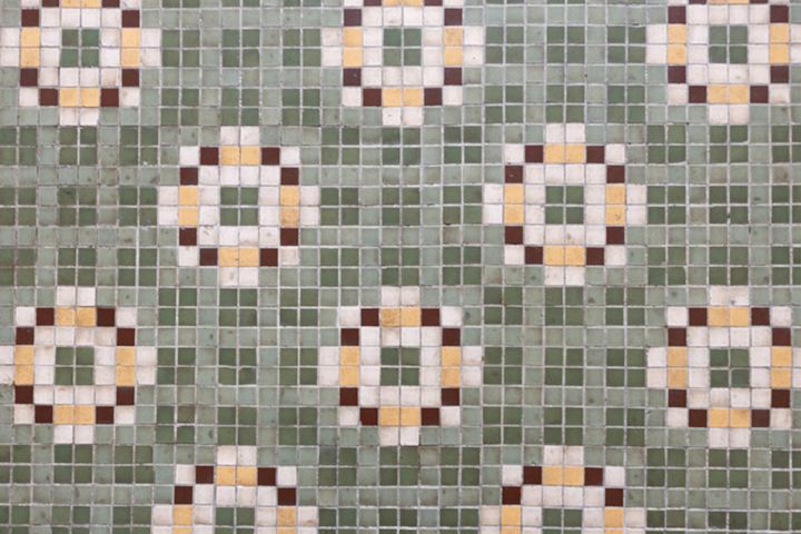 ふと足もとに目をやると、かわいいタイルが。ディテールまで美しい