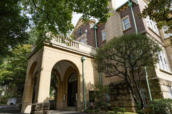 高台にある邸宅の入り口