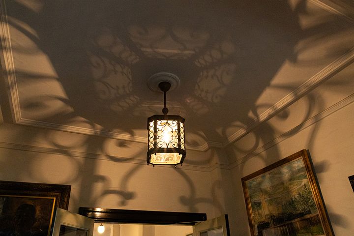 入り口の照明が壁に落とす影すらも芸術だ