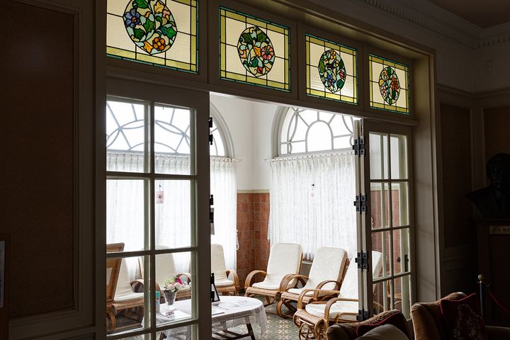 部屋からサンルームの上にも、ステンドグラスが（←「部屋からサンルームの上」というのが分かりづらく…。「第1応接室からサンルームに続く扉の上にもステンドグラスがある」ということ？別の説明・表現に言いかえ可能でしょうか）