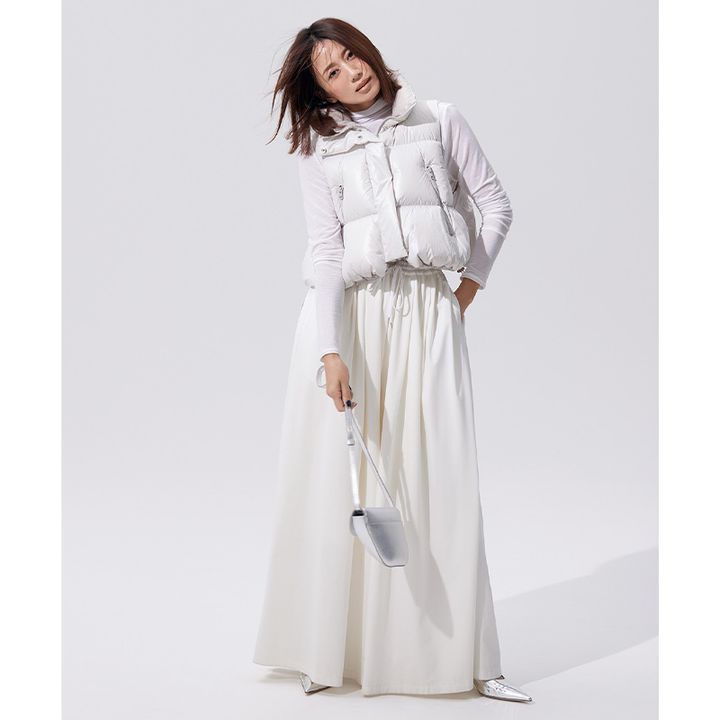 ルフィルのシアーカットソーに短丈ダウンベストを重ねてボトムスはワイドパンツを合わせたオール白コーデ