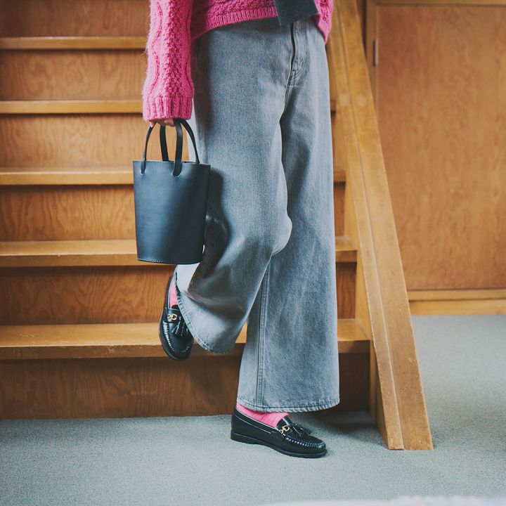 冬に、グレイッシュなデニムパンツに合わせピンク色のニットを着ると正解なわけ【マイスタンダードブック】