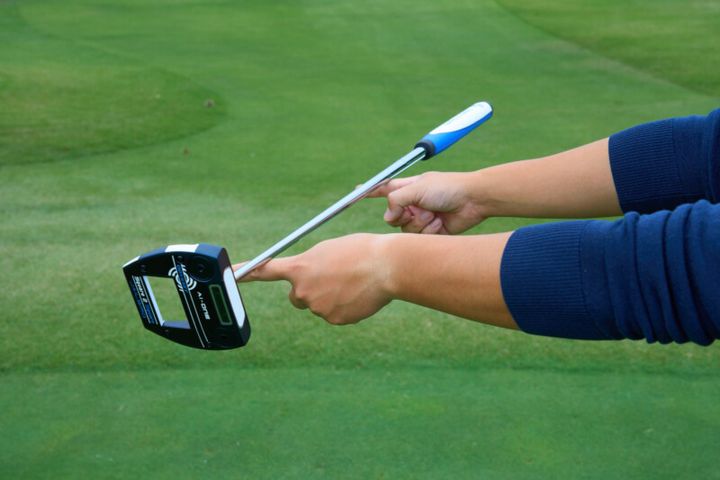 “真っすぐ引いて真っすぐ出せる”最新パター！シャフトのささっている位置が革新的