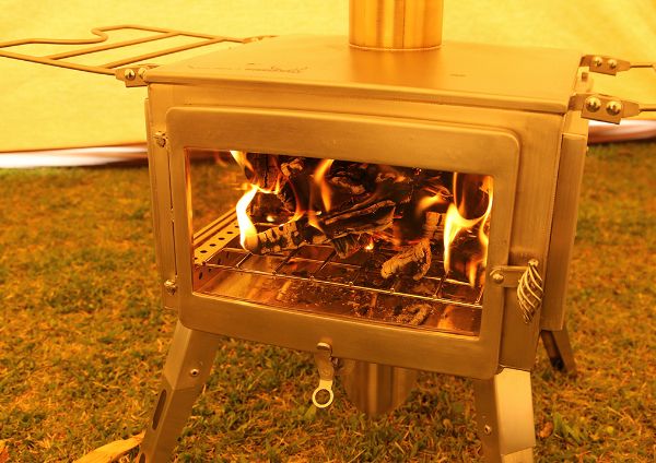 機能性抜群すぎる！４面ガラスの陽だまりのような薪ストーブを紹介！