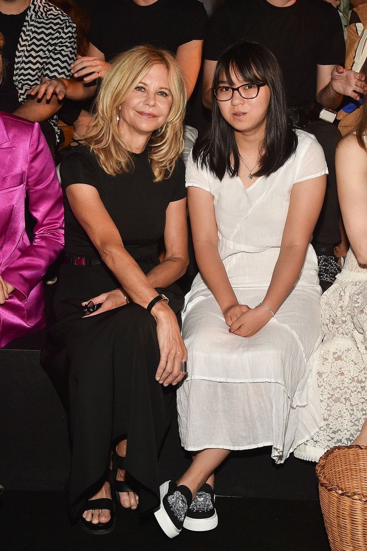 2019年、スキャパレリのオートクチュールコレクションショーのフロントローに現れた、メグ・ライアンとデイジー・トゥルー。