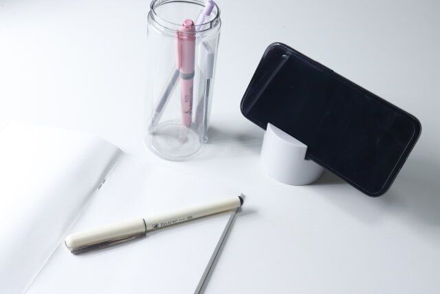ダイソー スマホが立てられるペンケース 使用例