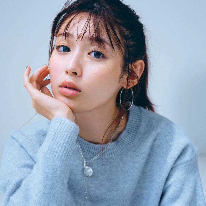 【冬メイク2025】白石聖×ユニクロニットを着る日の洒落見えメイク。スフレヤーンには遊び心をプラス