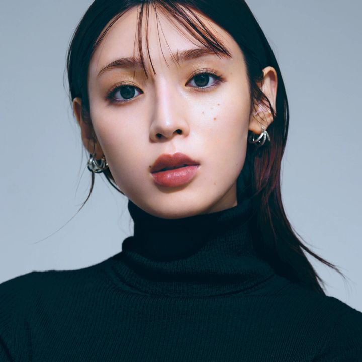 【冬メイク2025】ユニクロの黒タートルを着るならメイクはどうする？ 2つのポイントで洒落顔に！