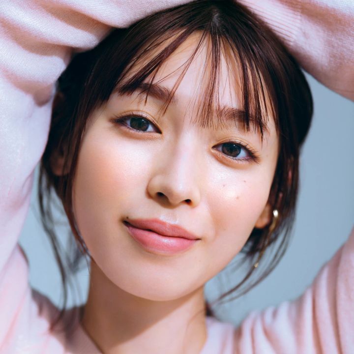 【冬メイク2025】ユニクロのVネックセーターを着る日の洒落見えメイク。ニットの色別に最適コスメを紹介！