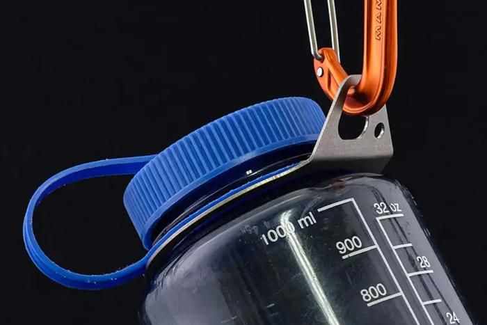 peakfourteenのwater bottle holderをナルゲンボトルに装着してあるところ