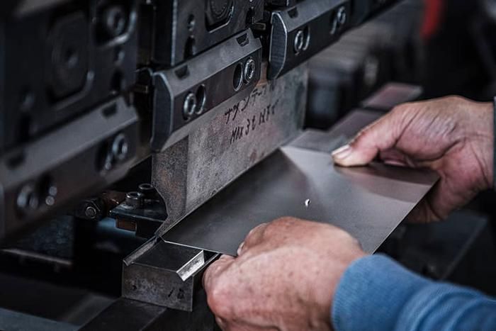 アルミ加工をする職人の手元