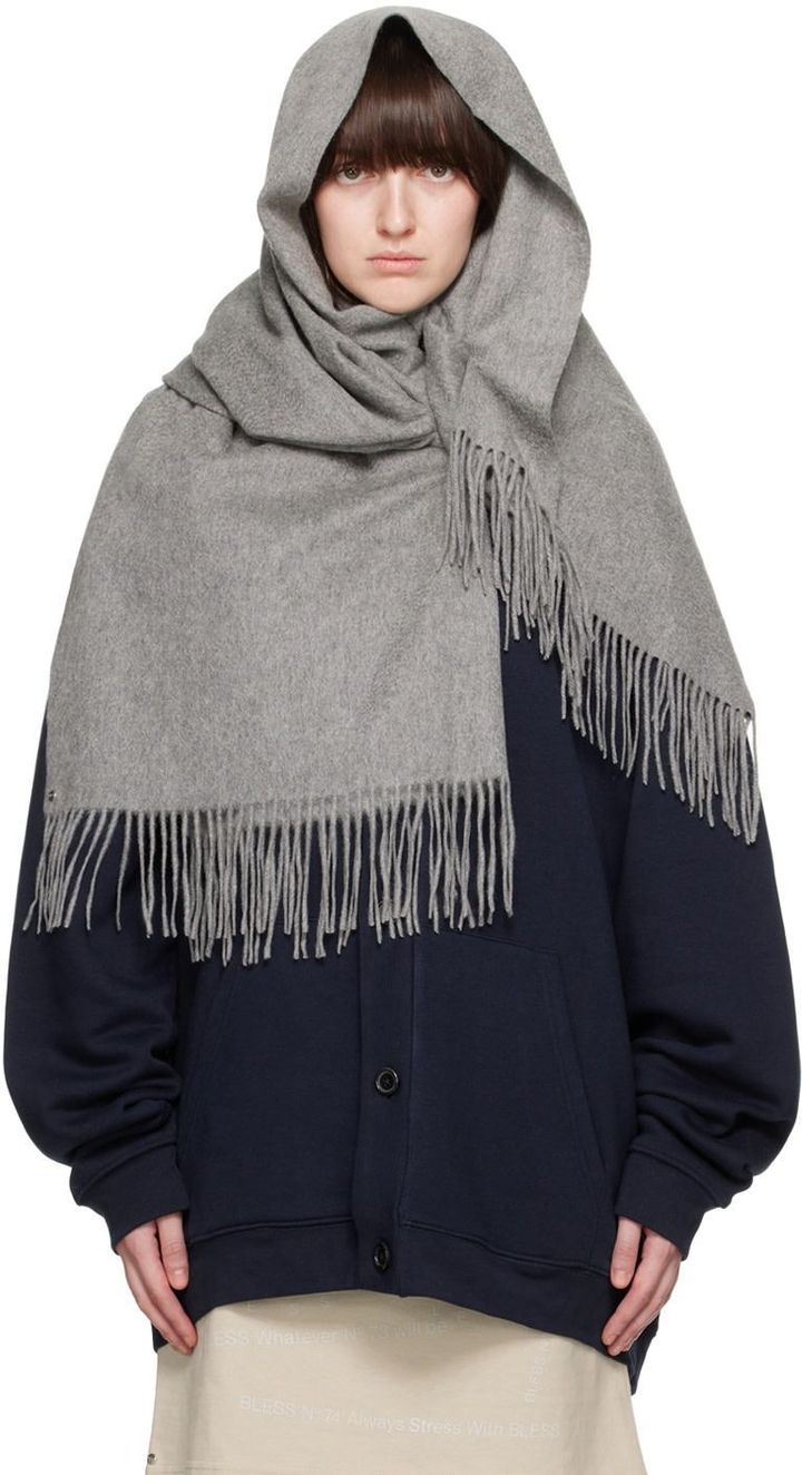 ストール ￥48,500／BLESS（SSENSE）