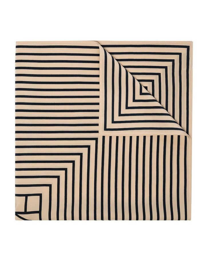 スカーフ ￥38,000／TOTÊME（FARFETCH）