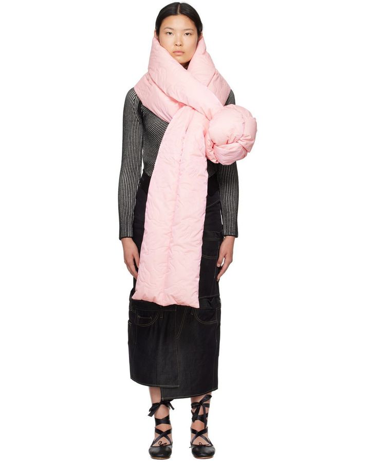 マフラー ￥49,500／FENG CHEN WANG（SSENSE）