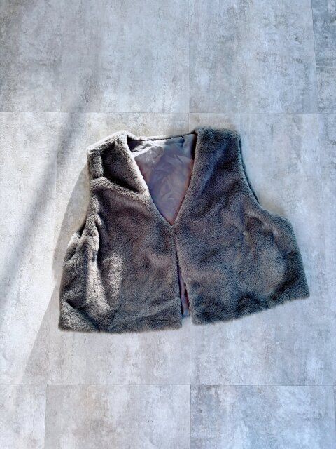 COCA フェイクファーベスト チャコール