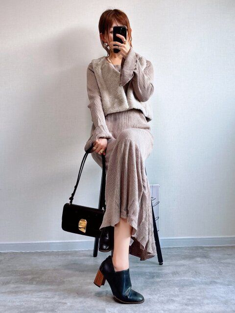 COCA フェイクファーベスト ワントーンコーデ