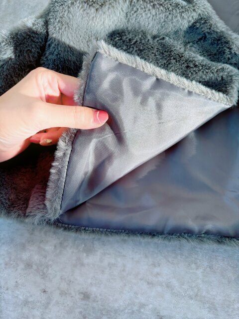 COCA フェイクファーベスト 生地の厚さ