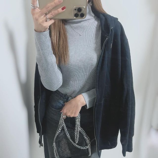 リブタートルネックセーターを着たコーデ