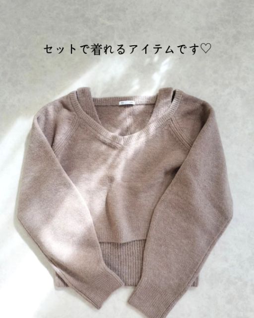 ベージュの2ピースパフィータッチセーター