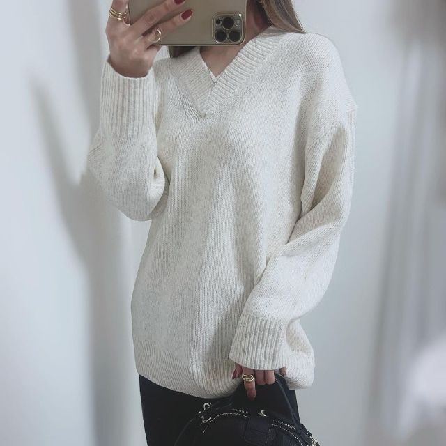 メランジVネックセーターを着たコーデ