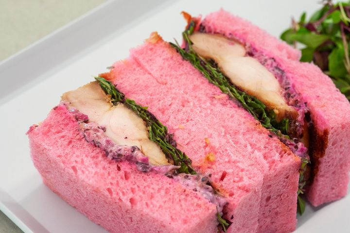 「サンドイッチ ピンク（照り焼きチキン）」1280円