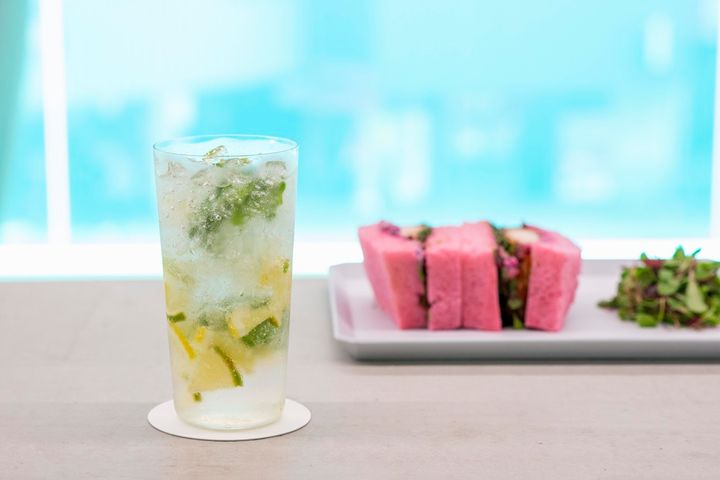 「OTMバジルショットレモネード」750円（左）