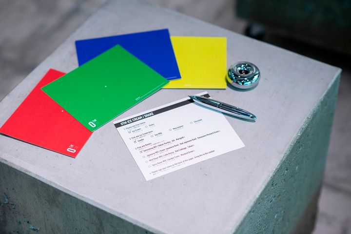 注文カードは4色の中から好みのカラーが選べる