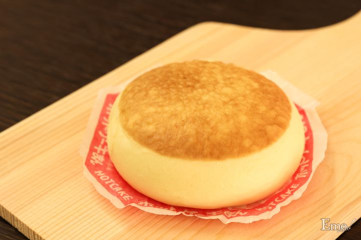 「森永製菓監修 ホットケーキまん」がふわふわ感UPして登場！とろとろの甘じょっぱいソースがたまらない♪